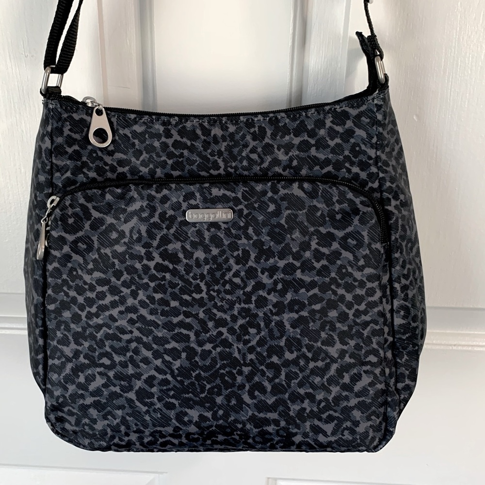 NWOT Baggallini “Joey Bagg” Crossbody Black/Charcoal Cheetah